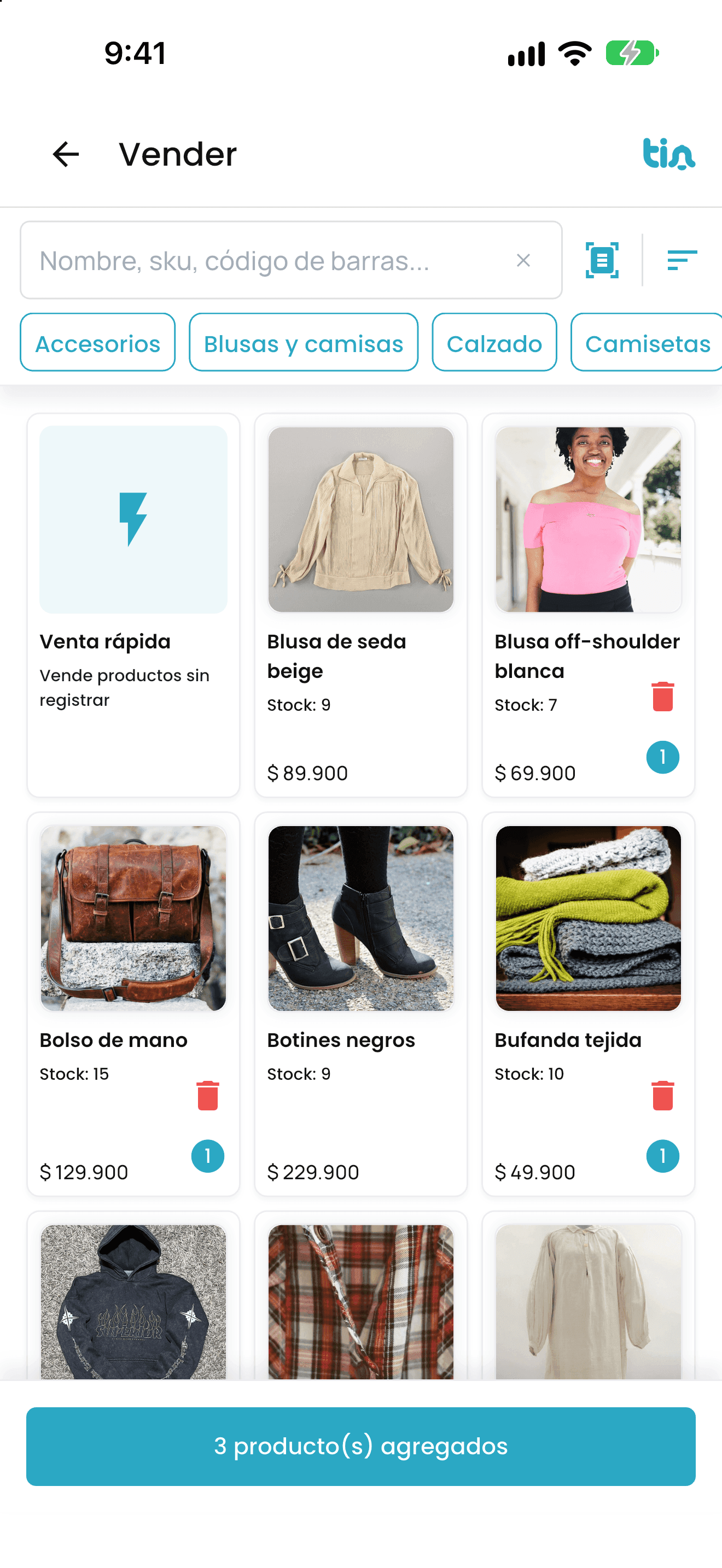 Pantalla Vender de la app de Tin Pos en un celular, en una tienda de ropa: categorías accesorios, blusas y camisas, calzado y camisetas, prendas con foto, stock y precio, y tres prendas agregadas a la venta